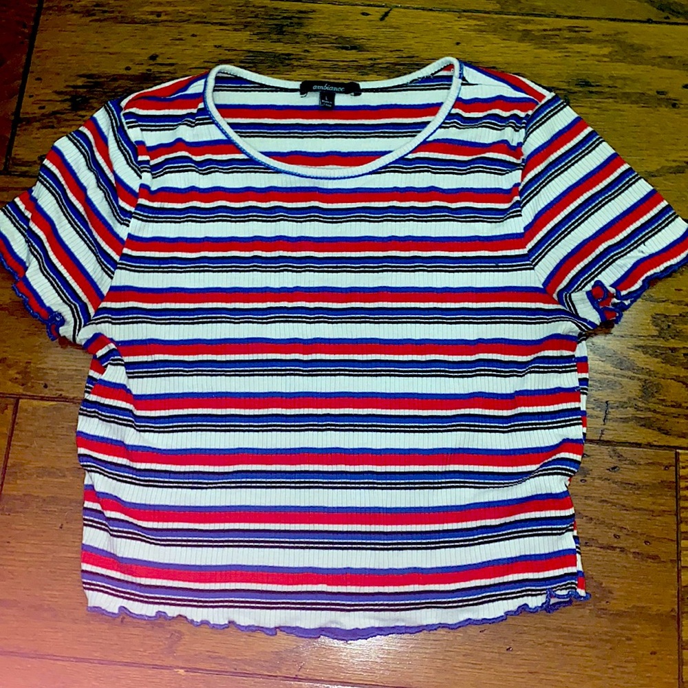 This is a form fitting comforable and cute t shirt that’s good for school